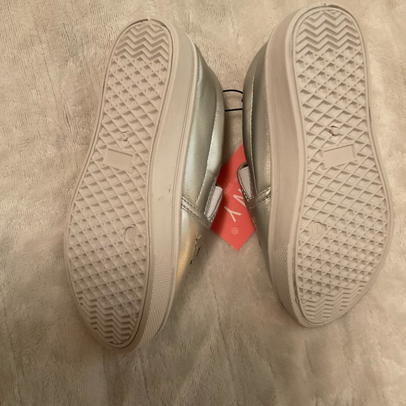 Josiny girls sparkle shoes.     0185 - Picture 3 of 3